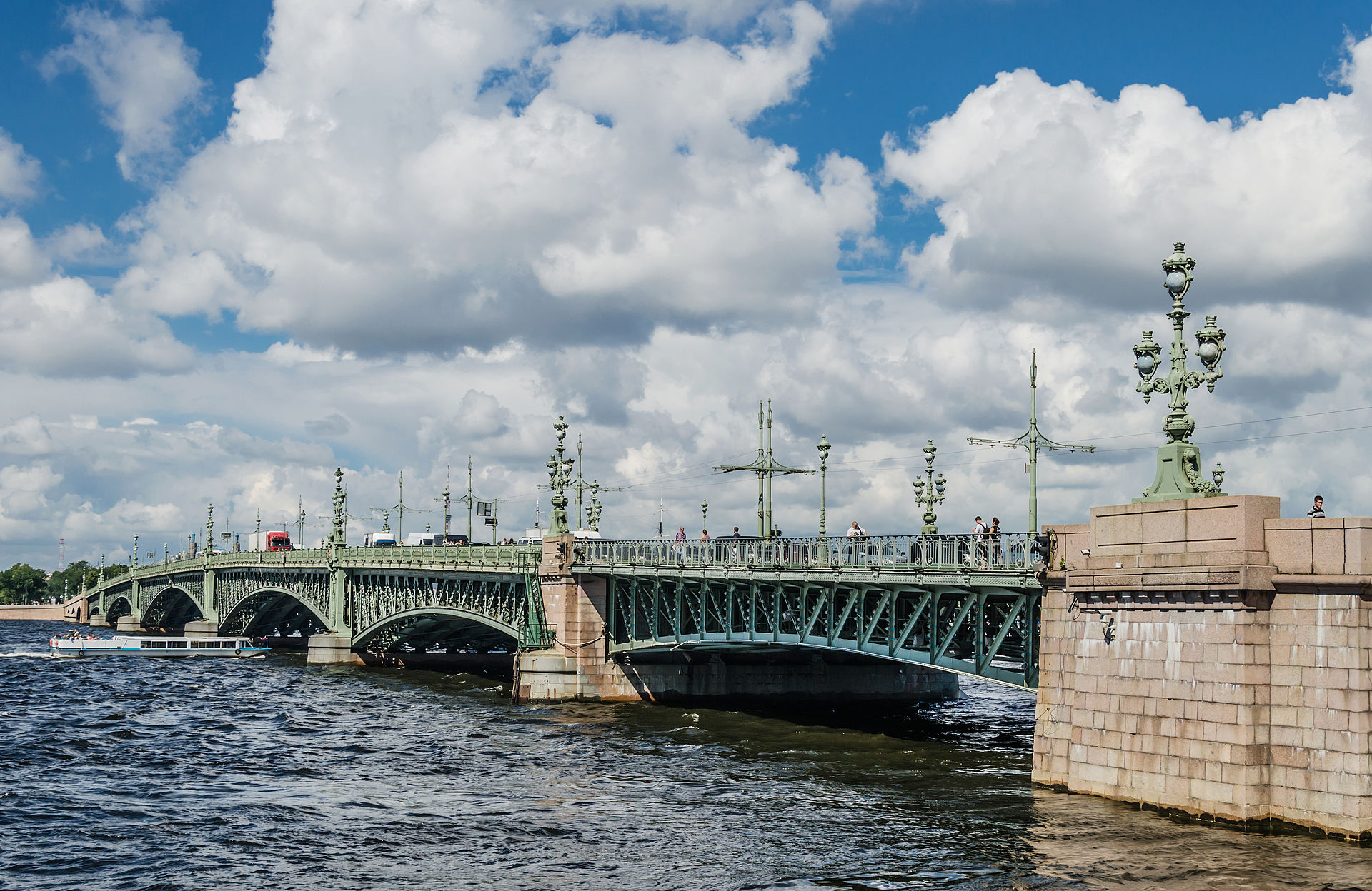 Trinity_Bridge_in_Saint_Petersburg