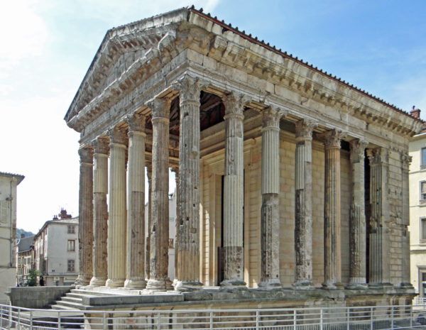 Vienne_-_Temple_d'Auguste_et_de_Julie_-4