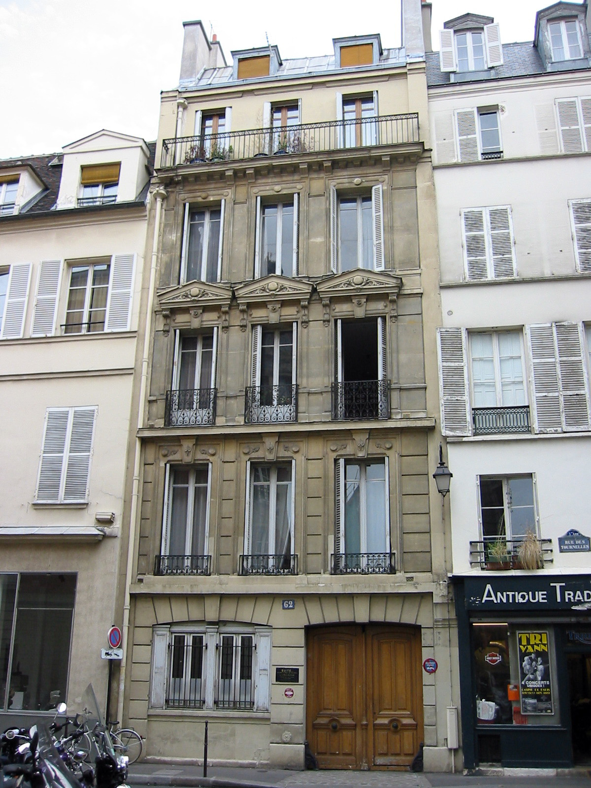 2003 – Paris; buying an apartment in the Marais photo picture